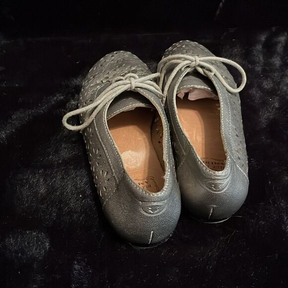 Lucky Brand Silver Flats with Perforated Design - Picture 4 of 10